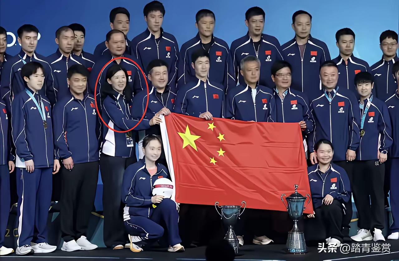 合照C位乱站，寒心！
这张国乒双冠大合照，
球迷越看越气！
拿冠军的孙颖莎、
王