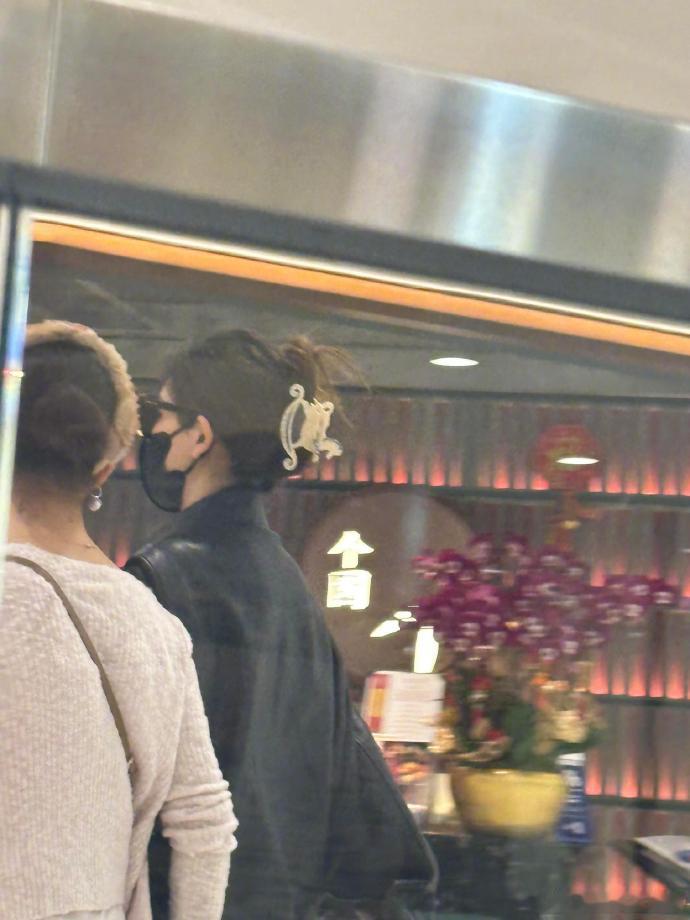 靠妈妈认出张予曦张予曦口罩都遮不住的美貌 张予曦和妈妈在香港逛街被偶遇，网友：口