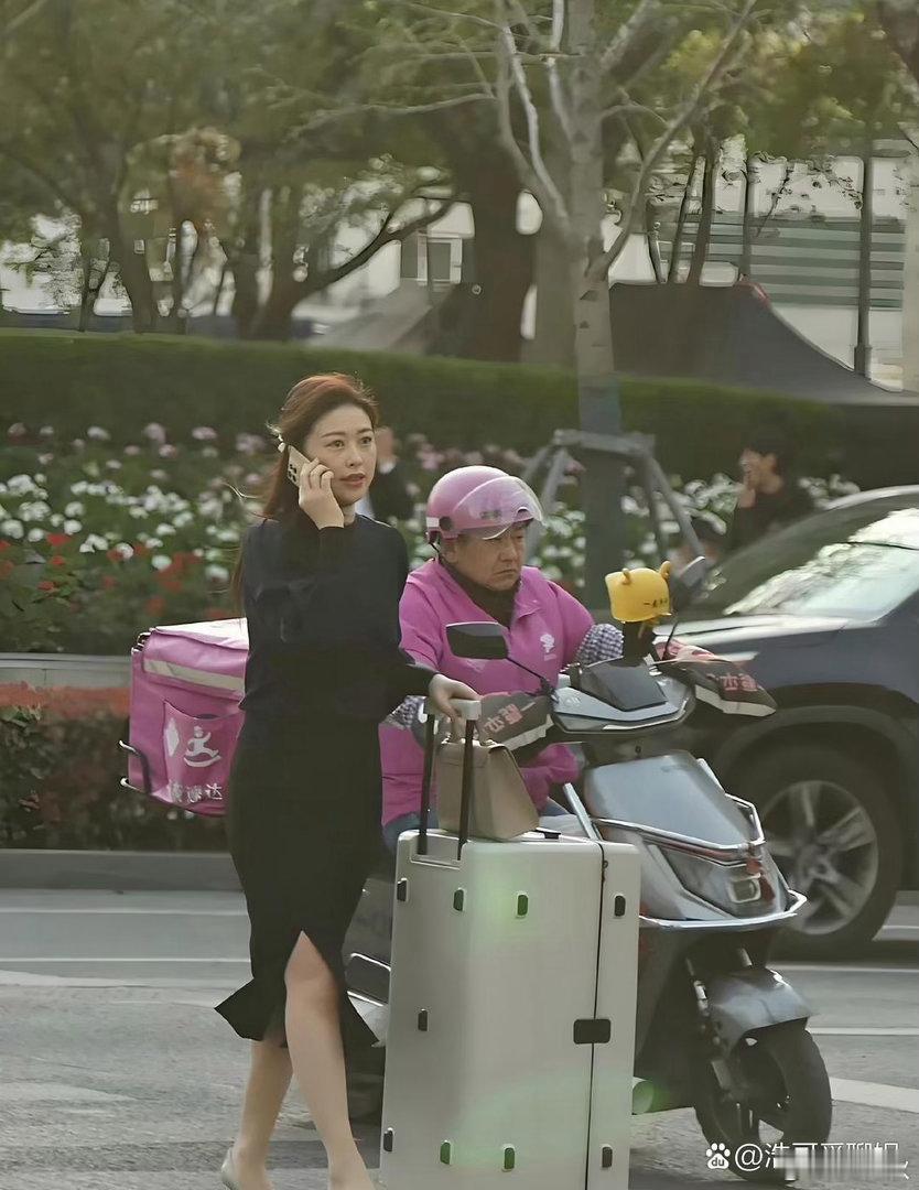 上海路边偶遇朱珠，个子不算高，特别温柔有气质 ​​​