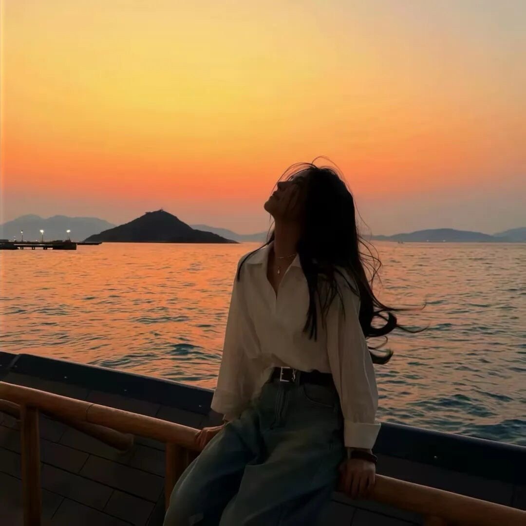 销声匿迹 是所有告别中最勇敢的 我曾试图销声匿迹 可没想到我真的无人问津 ​​​