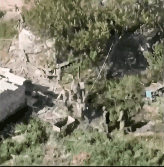 步兵被发现即摧毁

一支俄军小分队大约十几个人刚进入一栋建筑，一架无人机就盯上了