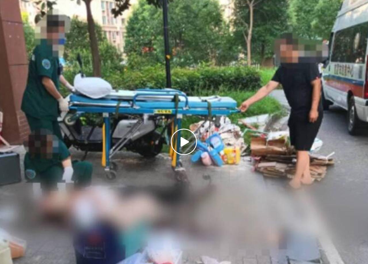 7 月 13 日湖北宜昌桥边镇一处居民小区发生高空抛物伤人意外，一名男子在楼下正