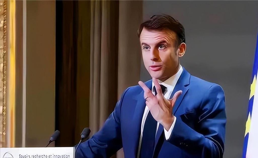 这回法国是真有点坐不住了。

看着英国首相带着60多号商界大佬在北京排队签单，芬