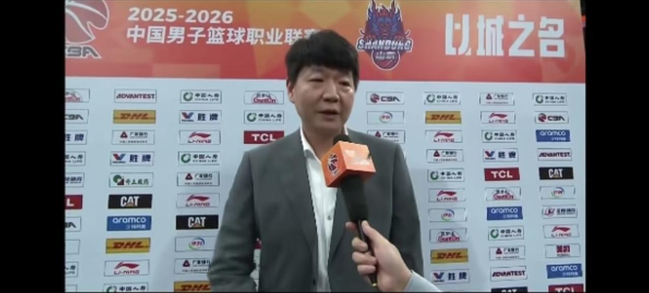 邱彪就是个笑话。昨晚在与四川男篮的比赛中，险些被全华班四川拿下。第4节山东领先了