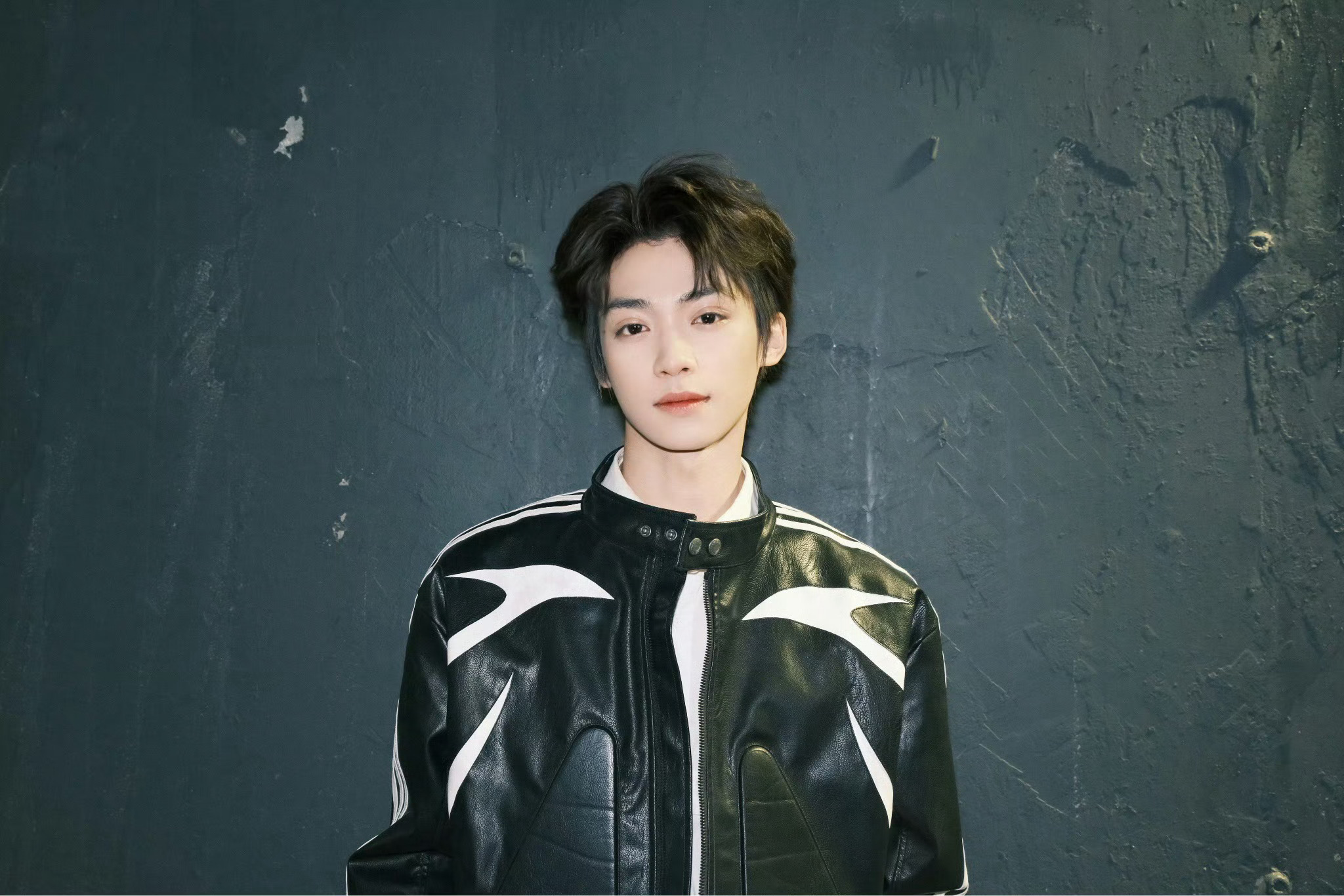 梓渝皮衣六宫格梓渝今天是皮衣Cool Boy📸露额头好帅勤俭持家小男孩又上线了