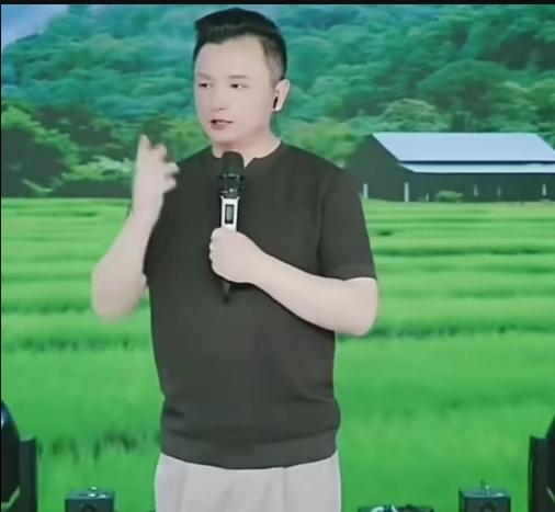 九歌透露7月4日，他会和小虎牙再次去金寨，准备发行新歌《永不褪色》。
九歌表示，