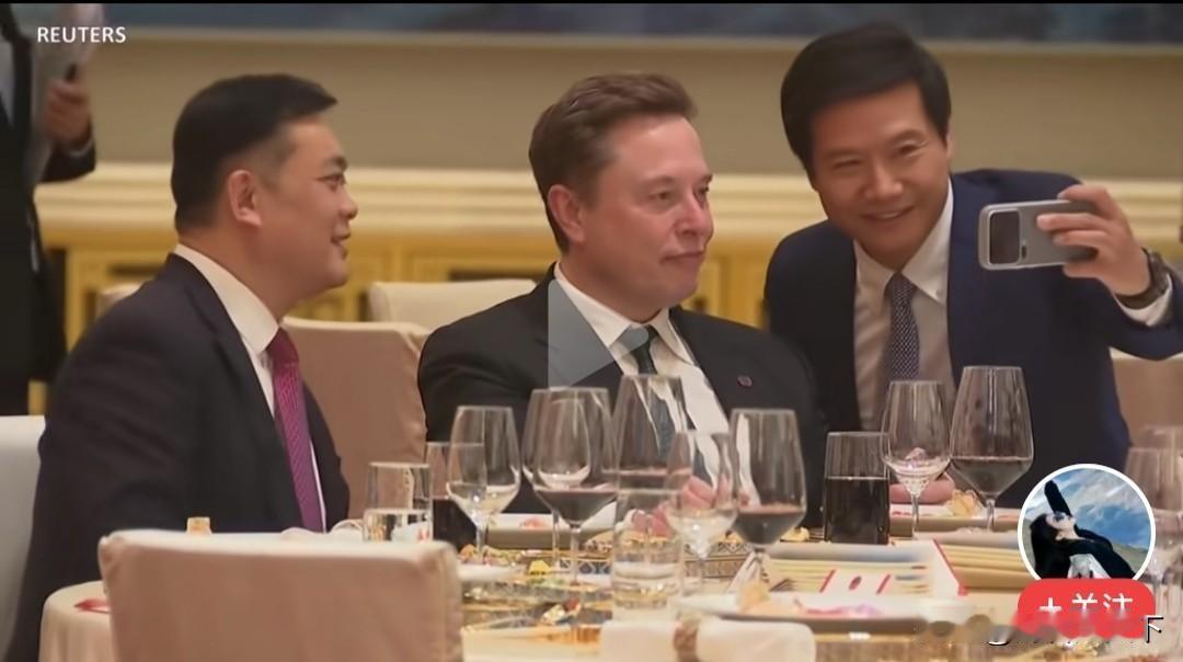 雷军找马斯克合影，两大顶级企业家罕见在同一个饭店里吃饭，但又不在一个饭桌上。
不