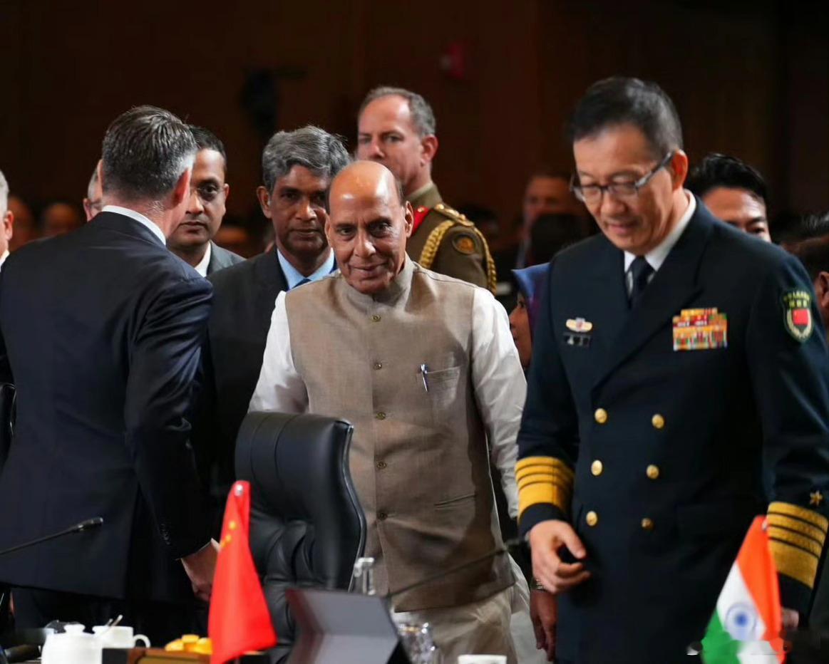 东盟防长会议期间，中国防长和印度防长同框。 ​​​