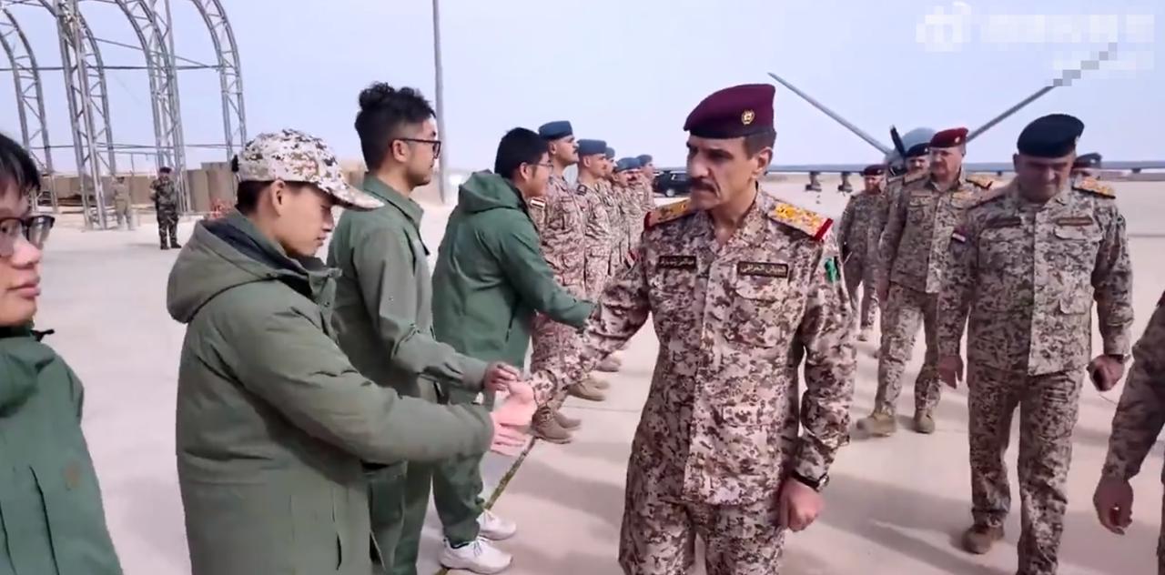伊拉克陆军司令视察彩虹5基地！

可以看到中方的无人机技术保障团队，在基地内正常