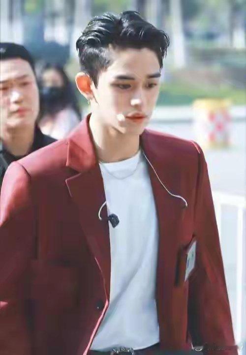 黄旭熙 可以爆料了吗他是不是当年跑男里面的Lucas 突然消失又突然出现 是不是