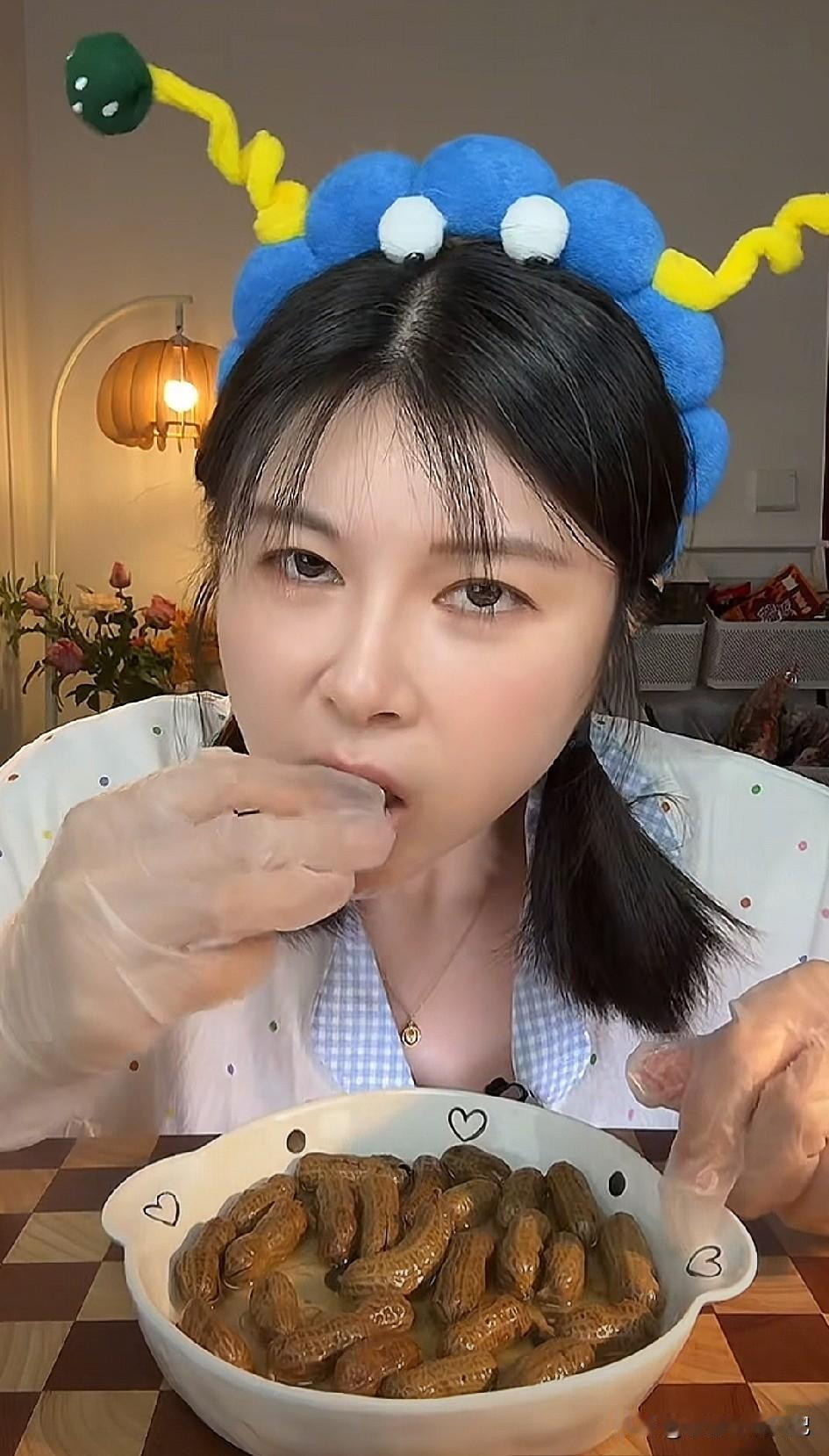 小羊崽原计划做一名穿搭主播，怎么转身变成吃播了呢？
几个月前，小羊崽满心欢喜深耕