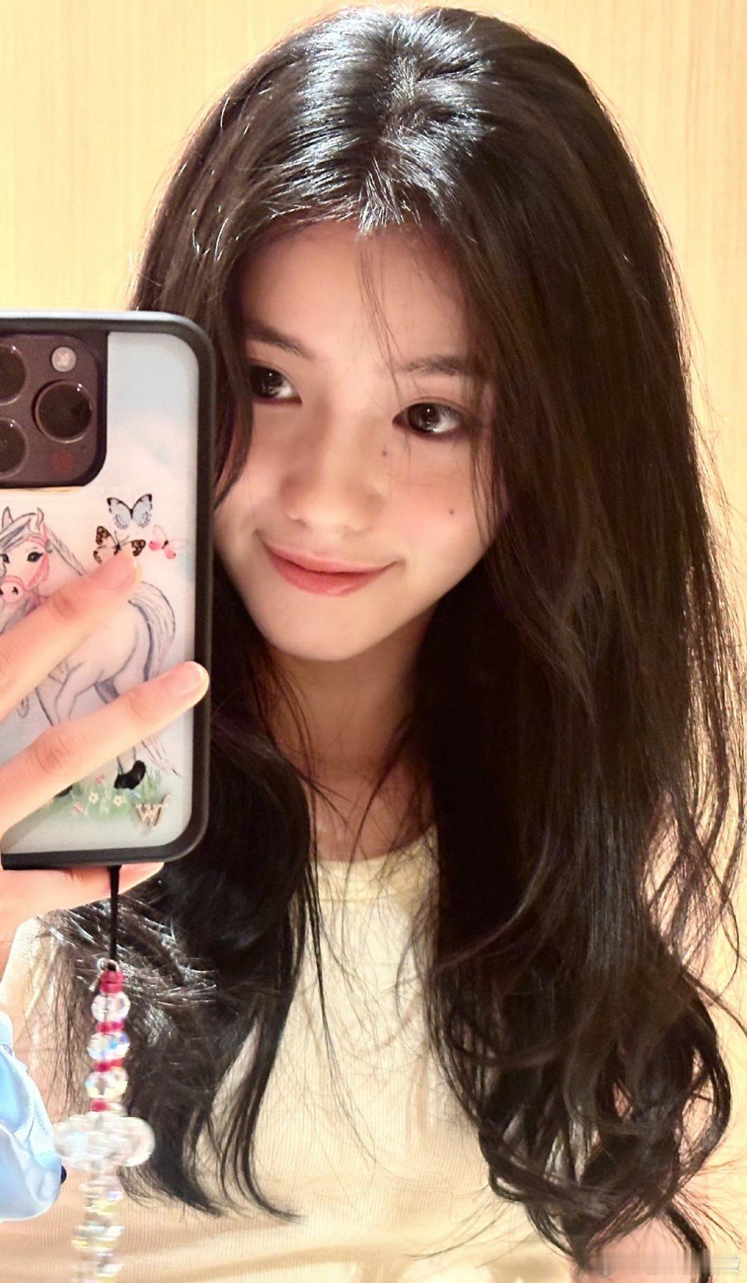 刘浩存 蛋糕抹手心蛋糕抹手心这种专注情绪价值的互动，麻烦下次请带上我。 ​​​