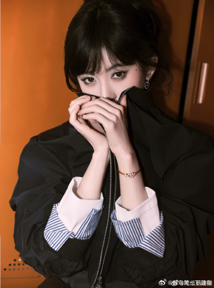 鞠婧祎的全黑 look 搭配珠光小猫烟熏妆，黑色服饰的利落与妆容的细腻细节结合，
