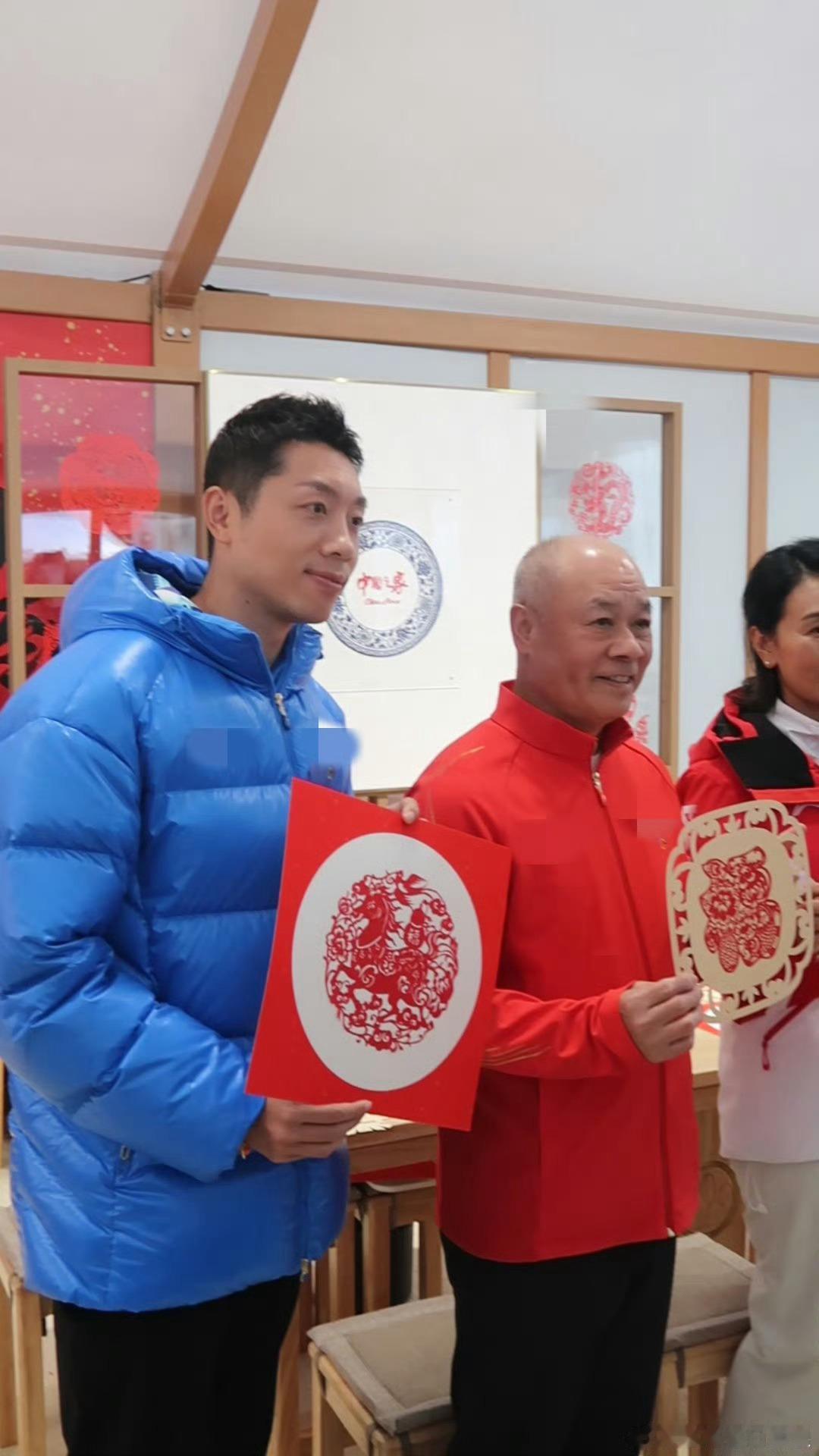 许昕中国之家光影秀出现孙颖莎王楚钦光影映国乒风采，剪纸传新春祝福！孙颖莎王楚钦亮