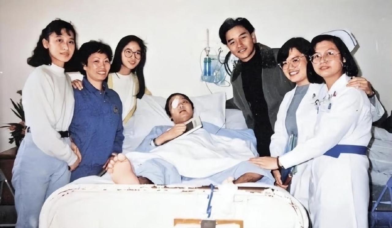 没想到这张没打光、没营销通稿的老照片，打了如今多少作秀明星的脸？80年代一位患晚