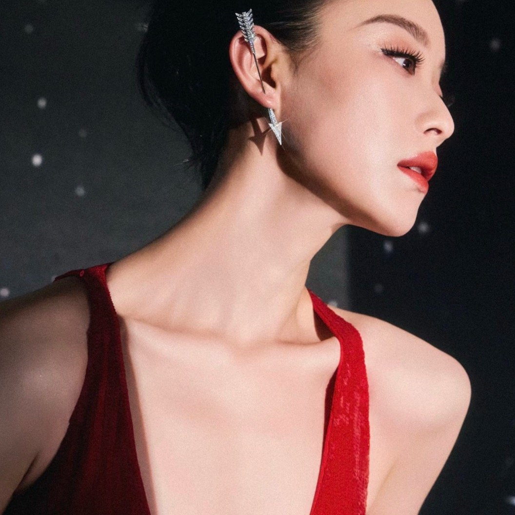 倪妮拿我的笔给别人签名啊啊啊倪妮下次你能不能拿我的笔！给我签名！这也太幸福了，倪