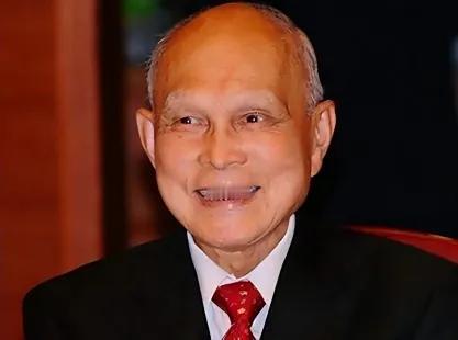 1950年，爱国商人霍英东送给志愿军的货物被海盗劫持，他自己也被海盗用枪顶头，霍