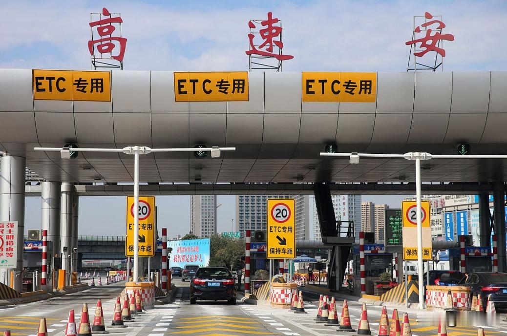 七年前银行追着你装ETC，七年后"建议取消ETC"冲上热搜第一。

熟悉的朋友都