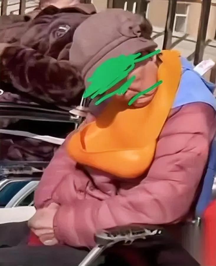 老树坐轮椅了！

当年那个狠角色咋成这样？

路过刘家大院时撞见她，八十六岁的人