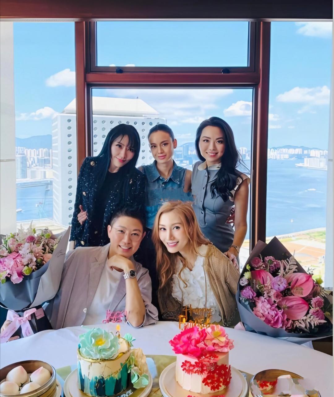 “最美港姐”53岁李嘉在香港高级餐厅和名媛好友庆生。
      李嘉欣一头黄色