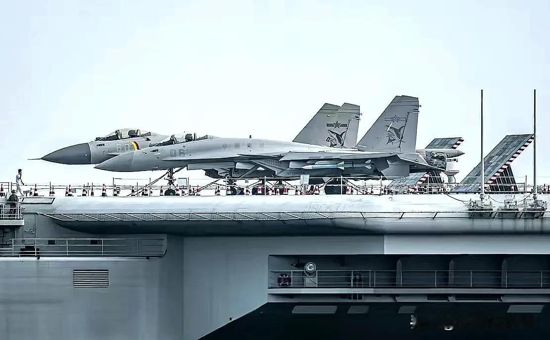 歼-15T装备了氮化镓有源相控阵雷达，其雷达罩经过改良，在空速管被去除的同时机头