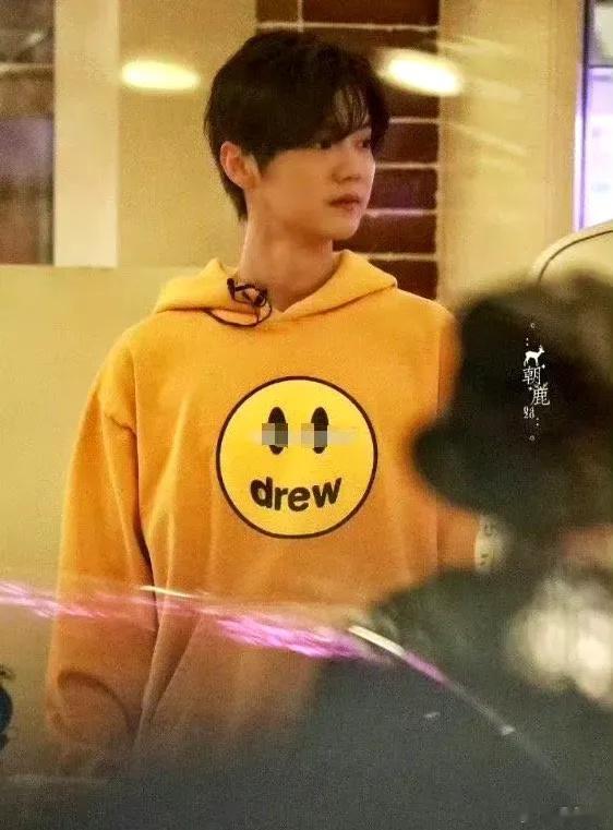 #鹿晗张艺兴共享衣橱#张艺兴和鹿晗竟然穿过同款衣服，是谁梦回EXO了[苦涩] 期