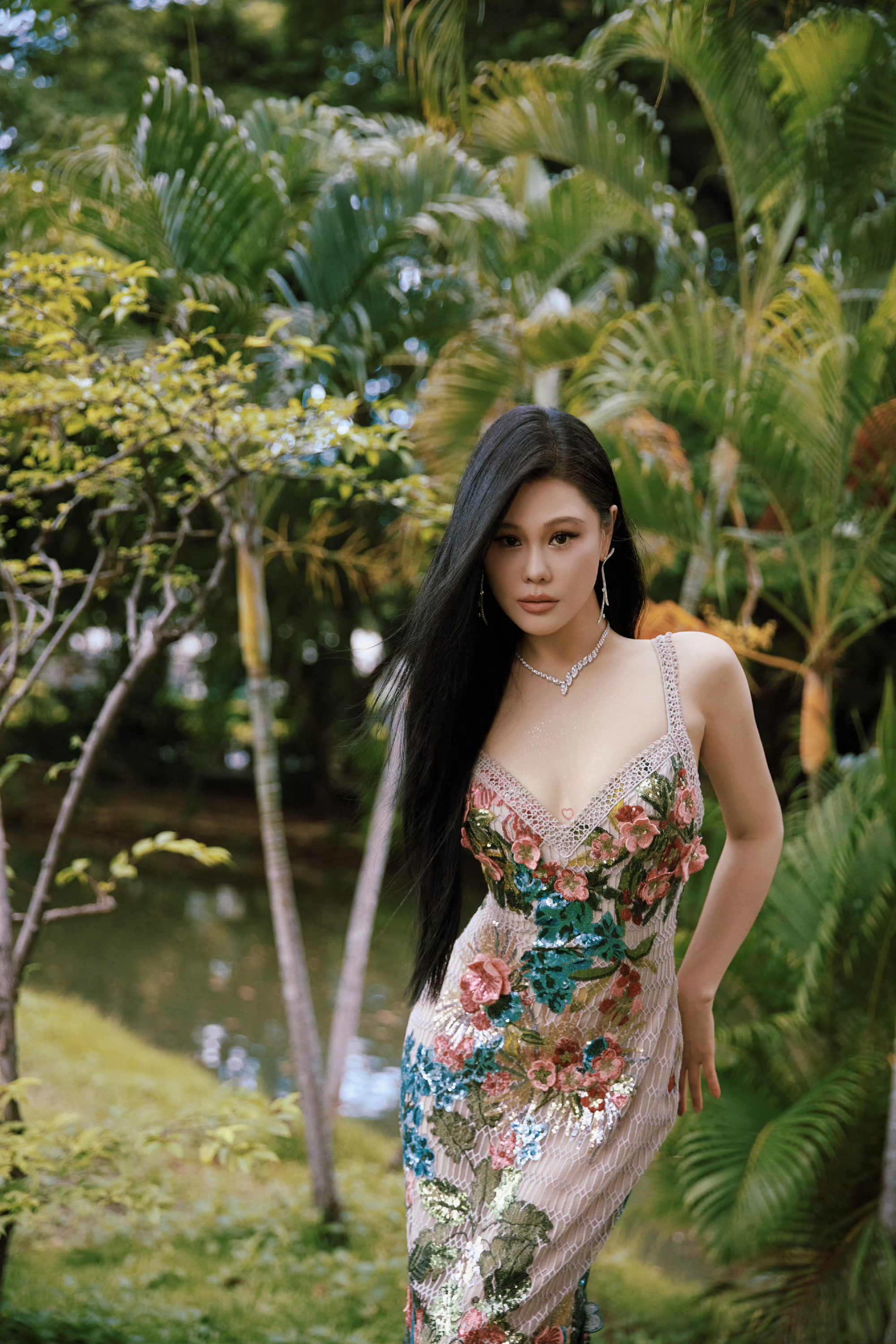 袁娅维你就这样美下去吧[泪]忍不住化身一条固执的鱼～ 像孔雀……美的不行… ​​