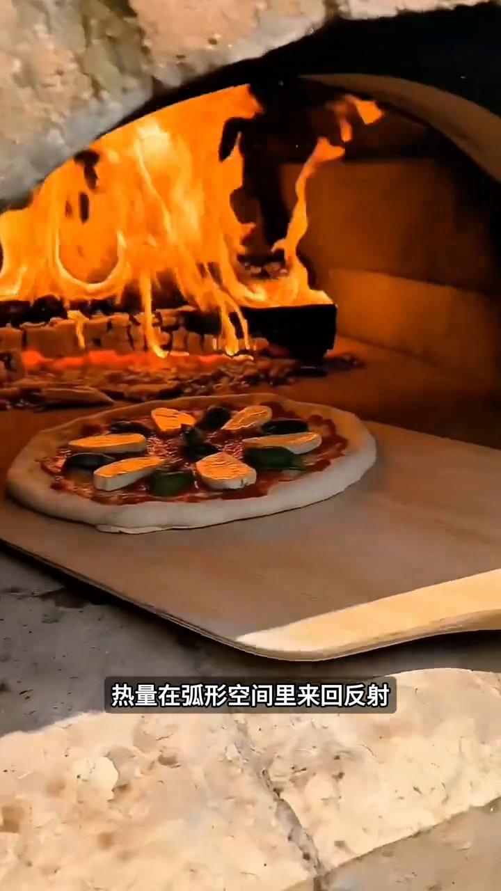 谁能想到女子只用一颗气球就徒手做出一个多功能烤炉。
·她把砖块围着气球一圈圈往上