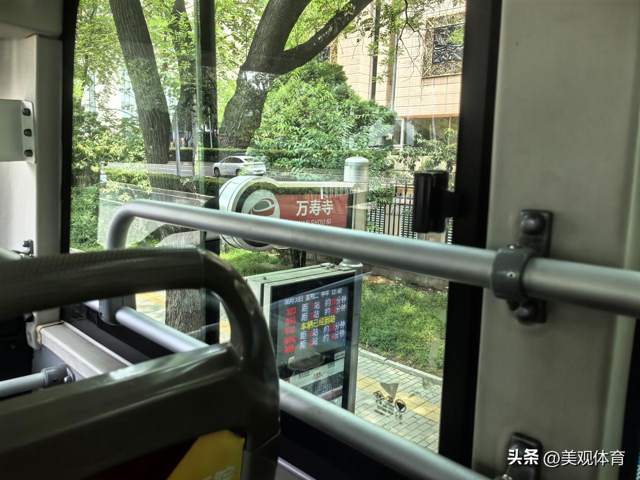 乘坐公交车发现，这两天街头身着军装站岗的人员， 感觉比平时多一些。