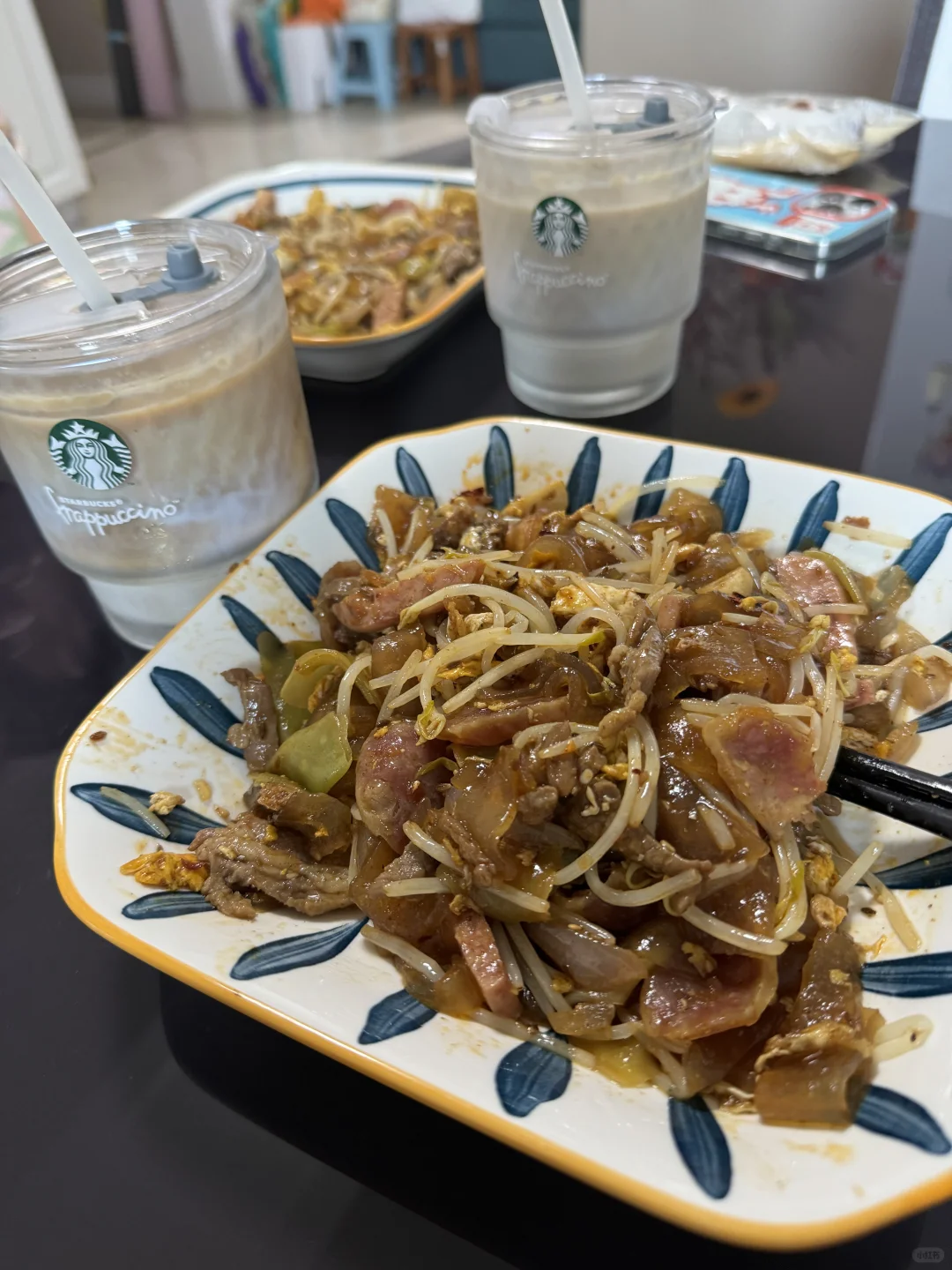 羊肉三鲜炒酿皮配白桃拿铁，早餐愉快！不过台风呢？[doge]