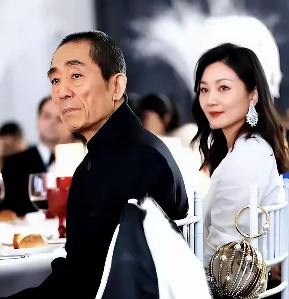 忙活四十多年拿下无数大奖、身兼双奥总导演，张艺谋怎么也想不到，如今热度最高的居然