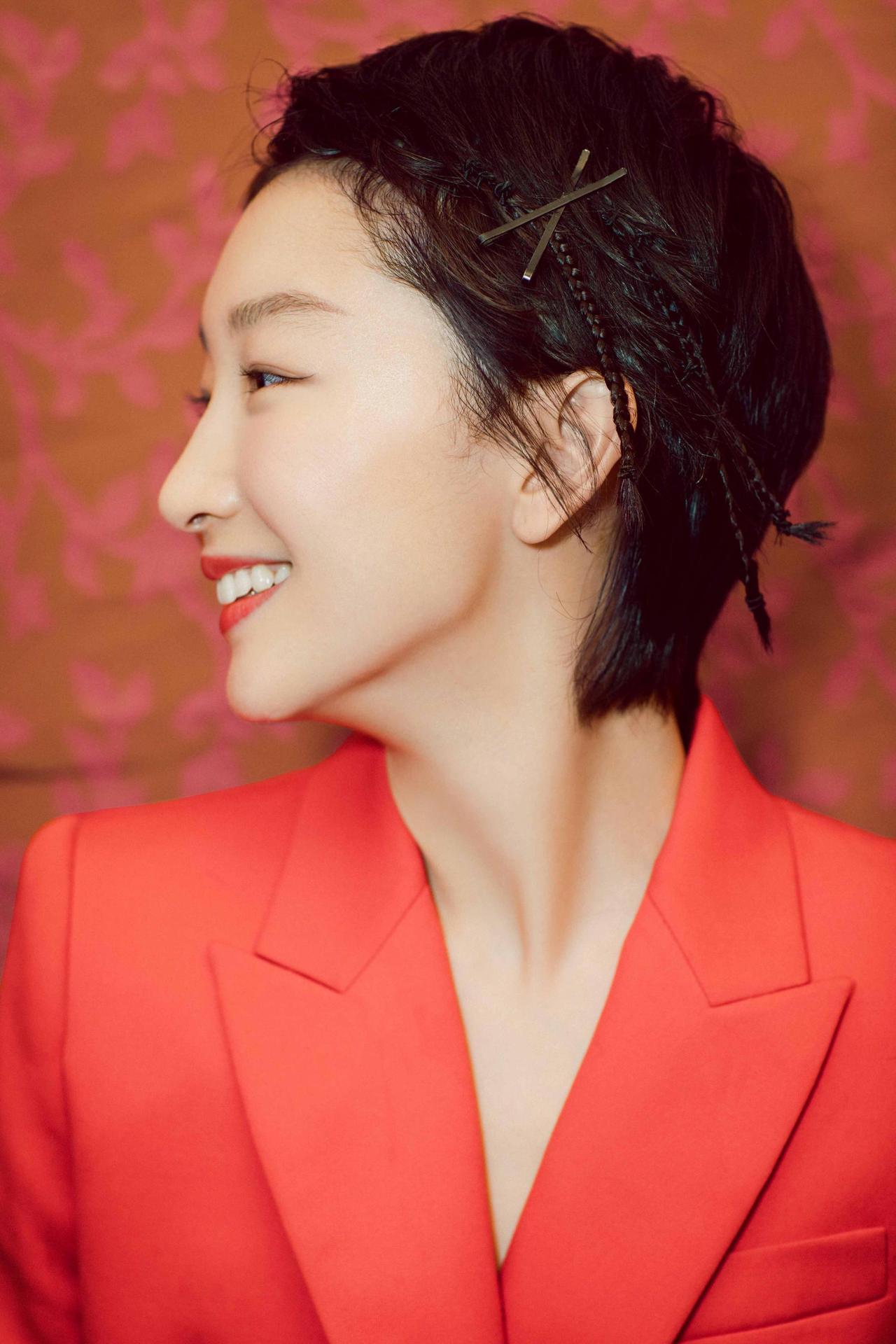 女演员，周冬雨说，我上中学的时候，张艺谋来找我，说要让我拍戏，我觉得他像是一个骗