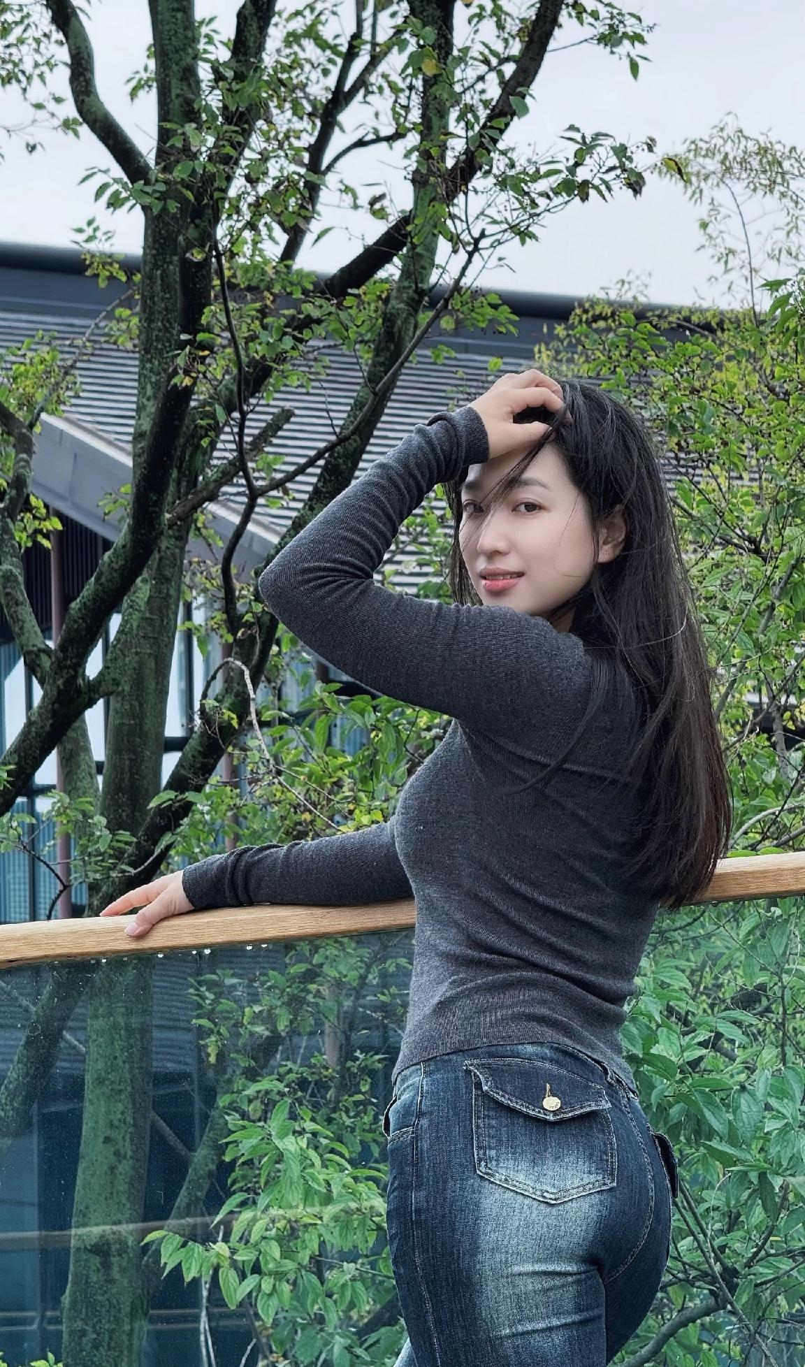 忠贞不渝的心
在妈妈那个年代遍地都是
妈妈那个年代的感情，朴素又坚定，
忠贞不渝