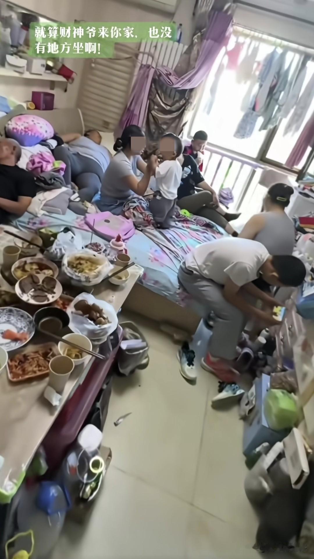看到这种家庭你的第一想法是什么？
有人说乱是乱了点，但一家人肯定其乐融融，也有人