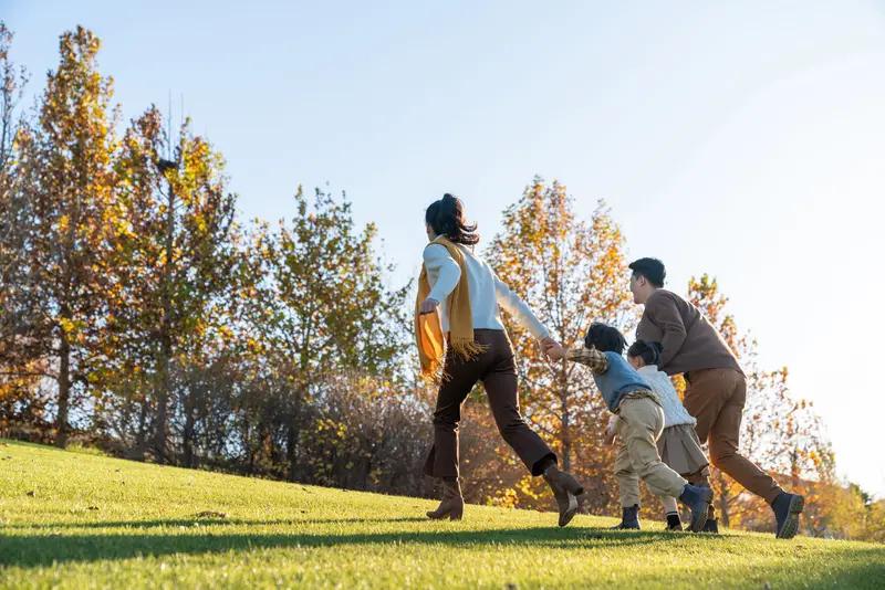 中年人的压力是家庭、职场、经济与健康的多重叠加，是现实责任与自我焦虑的交织碰撞。