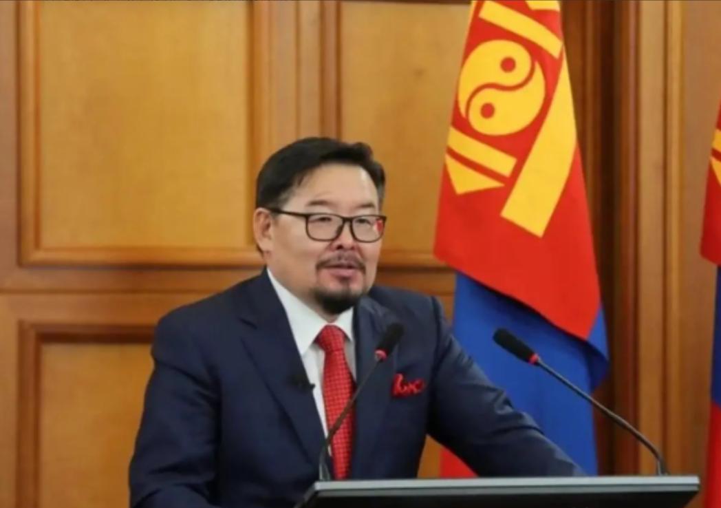 蒙古终于醒了！那个被西方忽悠了三十年的 “第三邻国” 迷梦，被赞丹沙塔尔一脚踢进