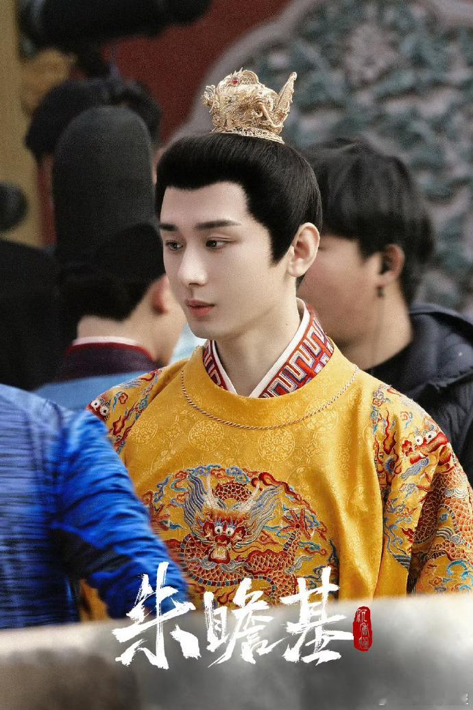 成毅在《两京十五日》的黄袍路透中，即使沾着些许场景痕迹仍难掩英气，高挺的鼻梁与锐