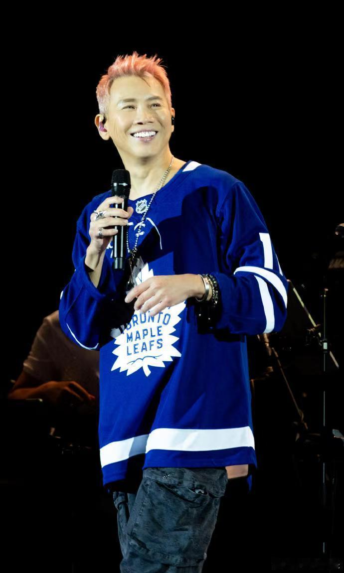 王嘉尔陶喆 莫名的关系网 陶喆演唱会Team Wang印花引关注，隔空cue王嘉