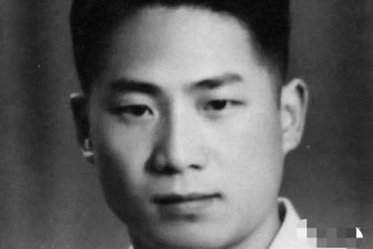 1948年4月18日，地下党员李维嘉接完头，正要回家，一个小姑娘却偷偷朝他摆手，