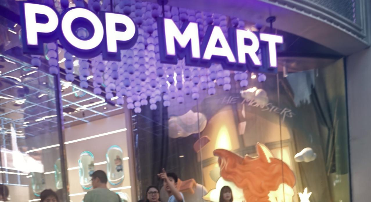 玩具店，占据商圈黄金位置
昨天在上海南京路步行街，发现一个我认为不可思议的事情，
