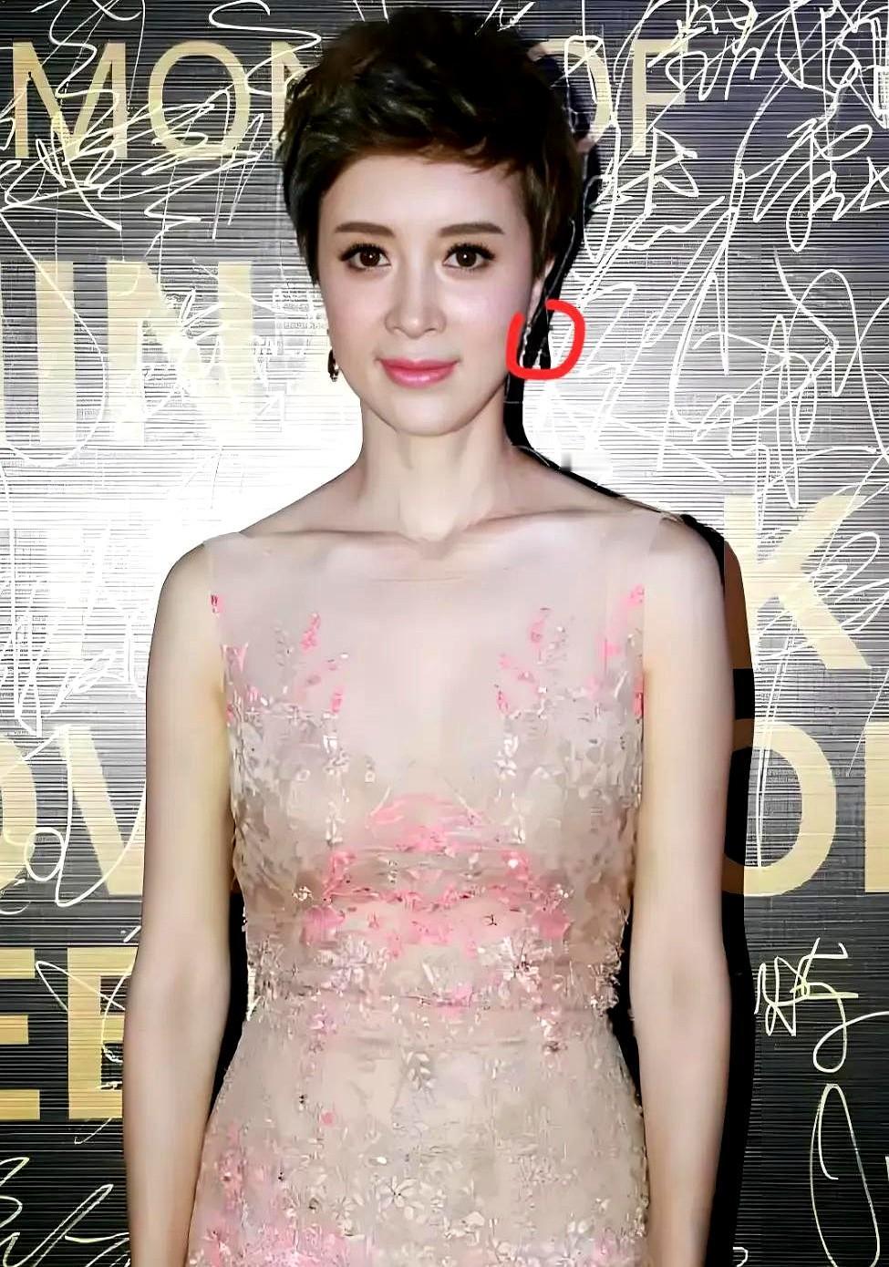 一觉醒来，金巧巧突然在社交平台“开大”了！

这位被网友称为“公主专业户”的女演