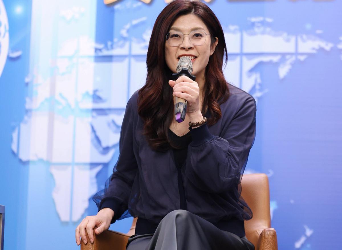 2025年当选国民党主席后，郑丽文多次在公开场合表达访陆意愿，直言两岸久旱望甘霖