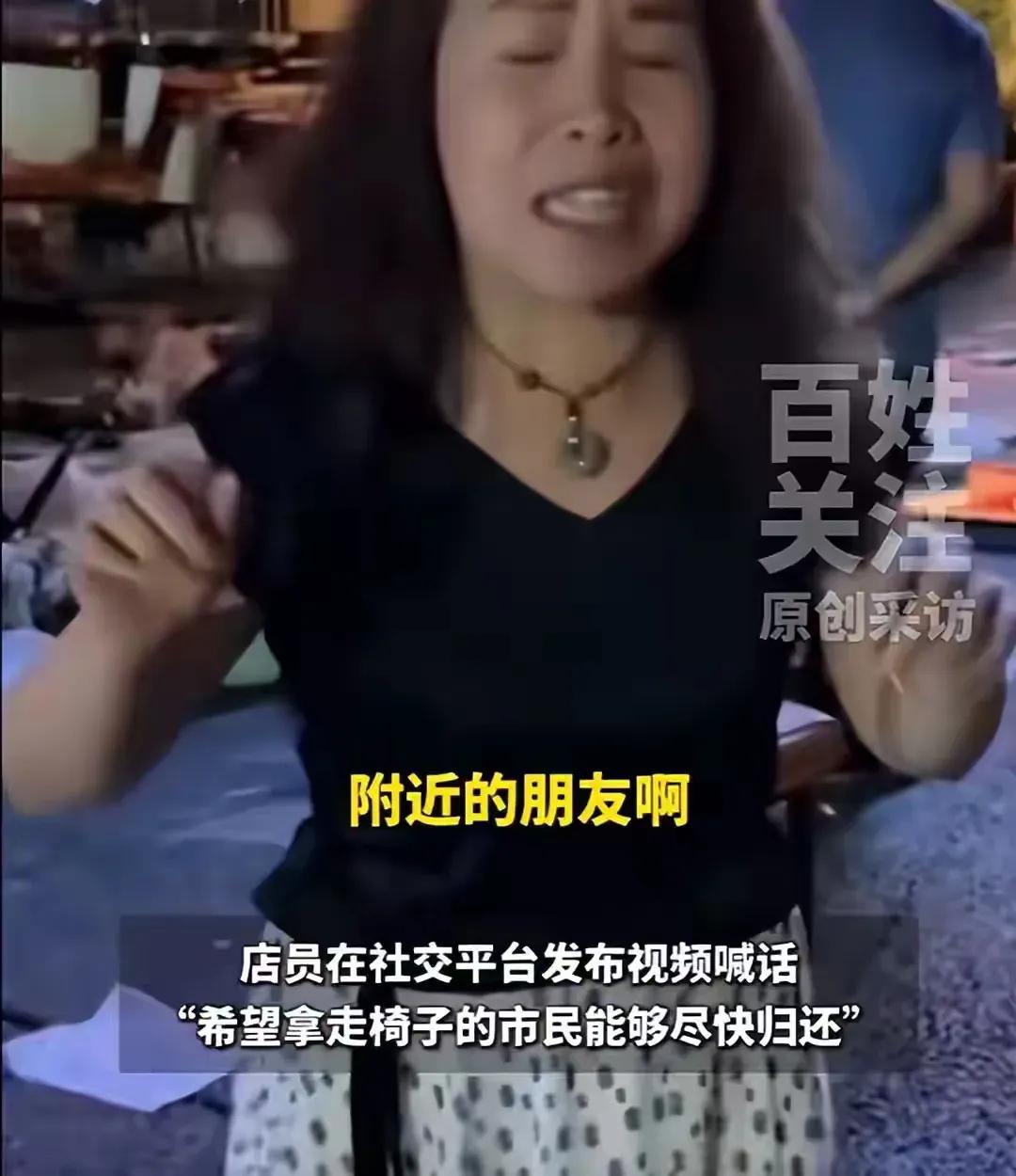 太离谱了！遂宁一家待开业餐馆，门外堆放的五百多把新椅子竟被路人陆续搬空，好好的创
