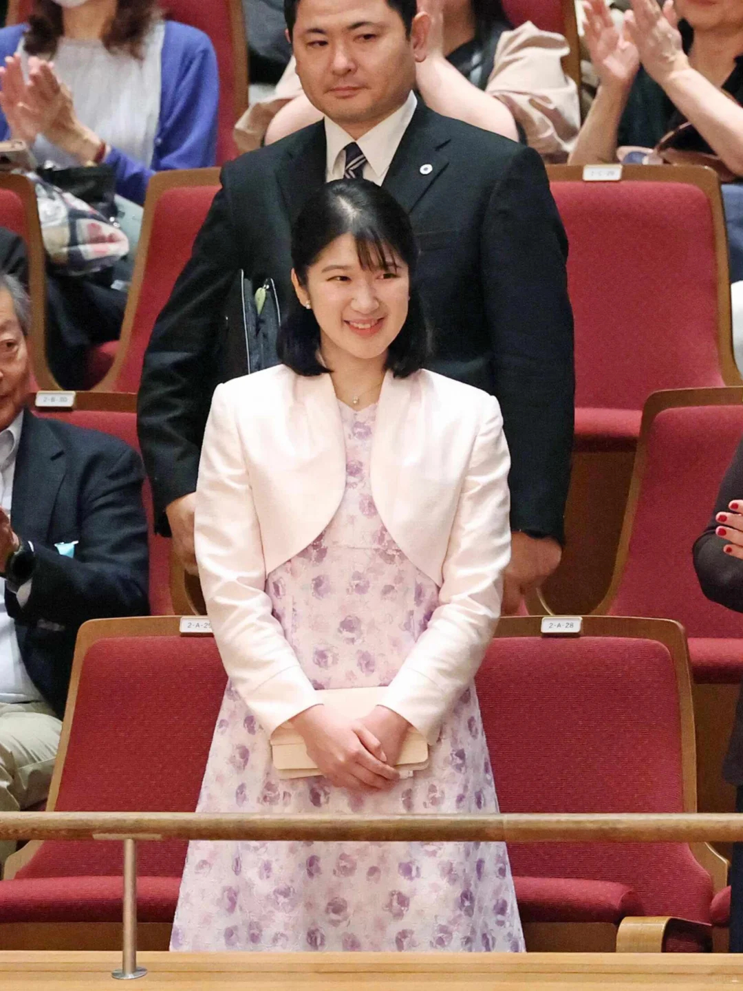 日本爱子公主出席活动，她穿的一直很老气，这次出来衣服终于好看点了 