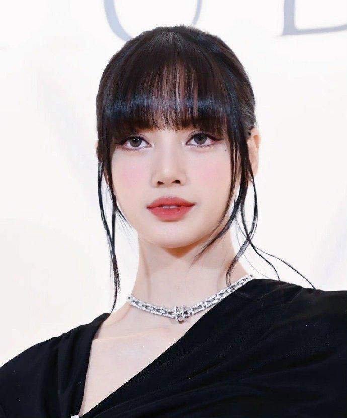 疯马秀之后的lisa依旧热度不减，出席活动不久，立马登上世趋第二，妥妥的世界级顶