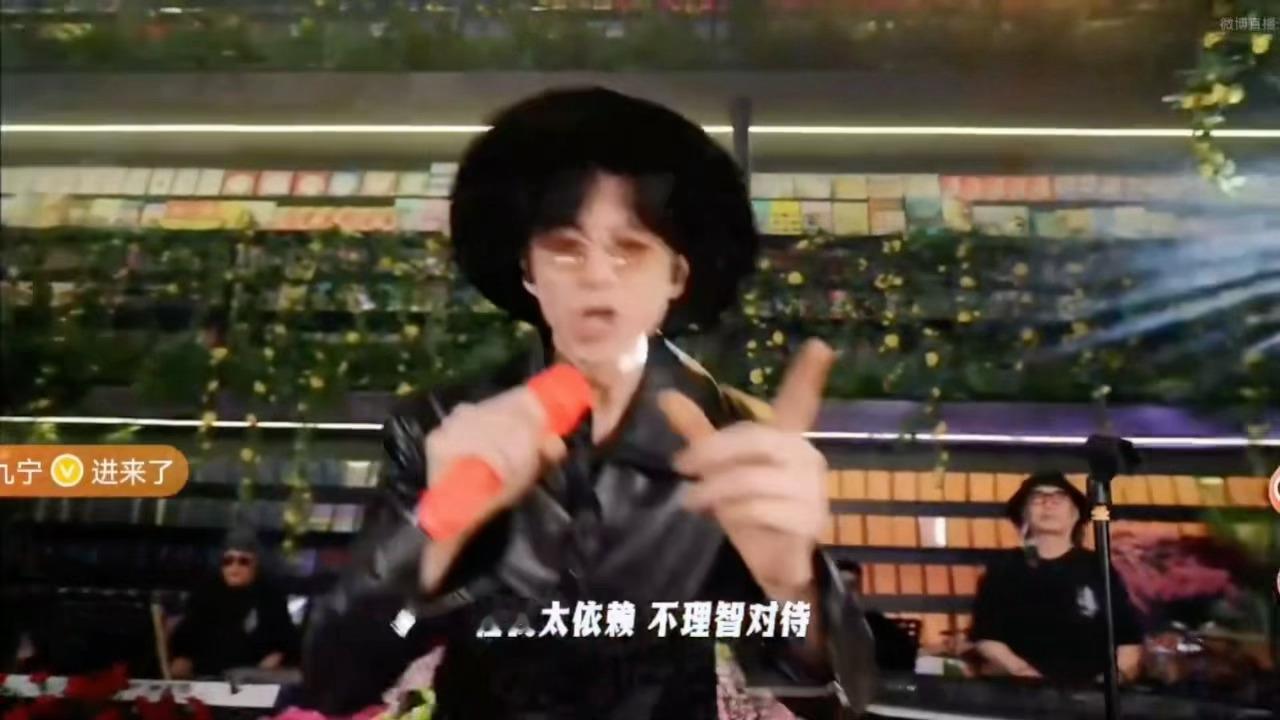 刘宇宁丹东舞王又扭起来了给刘宇宁唱嗨了一投入演唱就收不住啦，丹东舞王准时上线。随