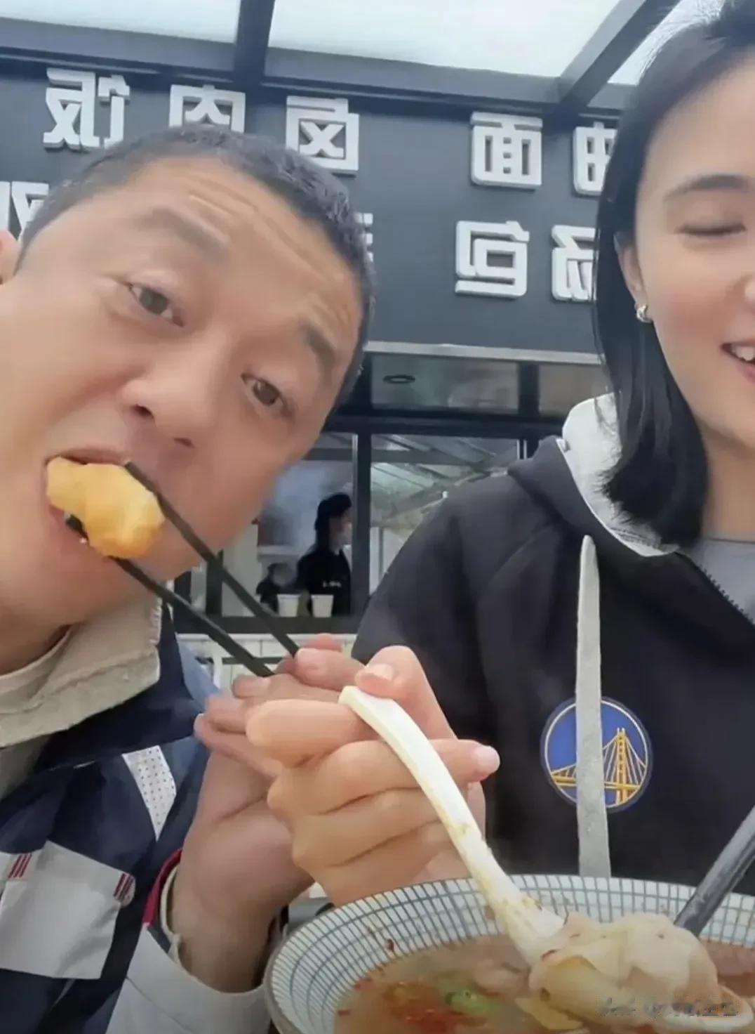 李亚鹏自从娶了90后海哈金喜之后，他整个人都放开了，可以看出他平时里的愉悦幸福，