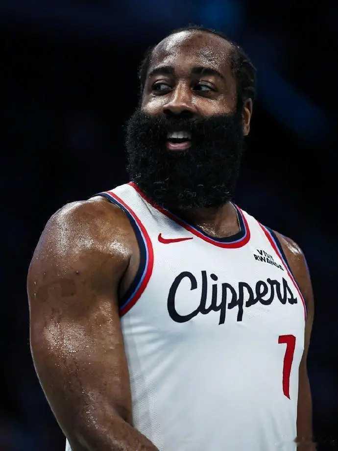 北京时间11月23日，NBA常规赛快船客场对阵黄蜂，哈登首节就狂轰27分，全场狂