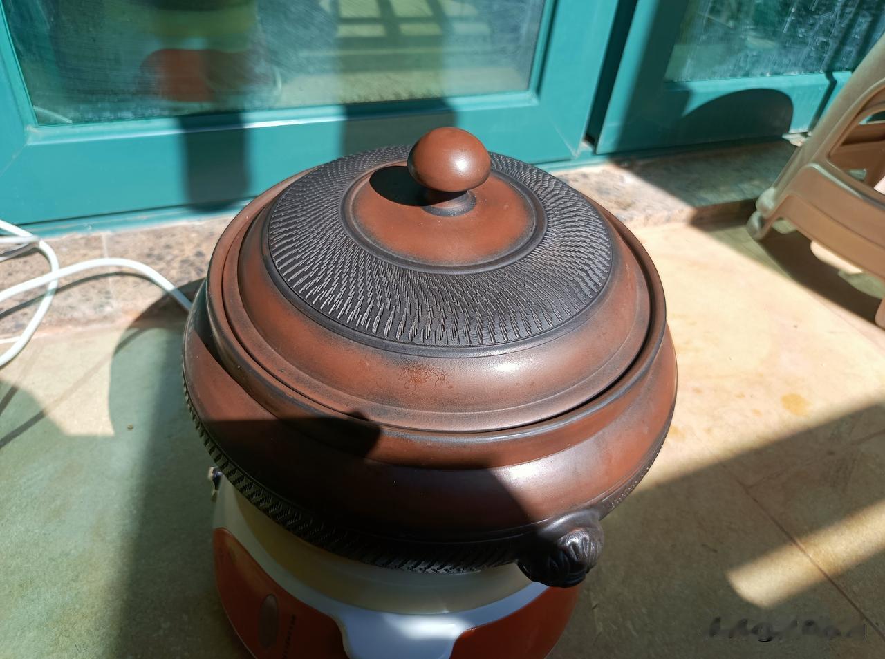 汽锅鸡，是一道极具云南特色的美食，用这种锅烹制出来的成品十分鲜美，其实，这种汽锅