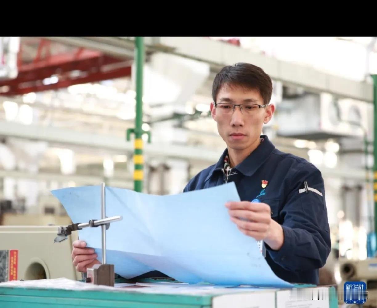 大国工匠洪家光为国产航发打磨“心脏叶片” 。中国航发沈阳黎明公司高级技师、二十大